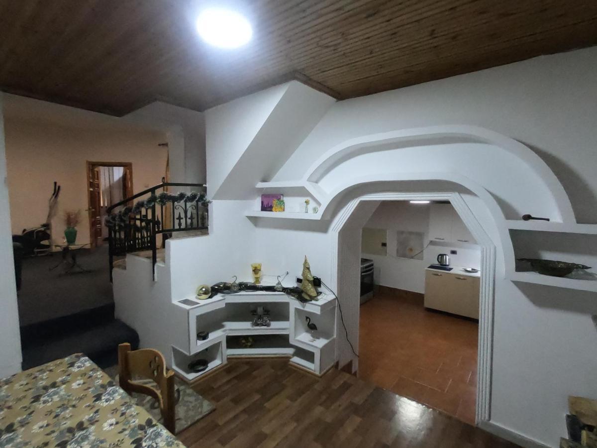 Tirana Traditional Home Экстерьер фото